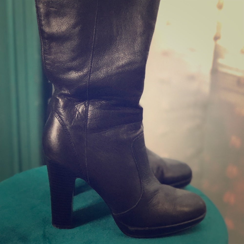 Comfortable Knee High Black Vera Wang boots !